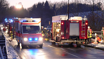 Jenseits einer Vielzahl von Einsatzfahrzeugen kmmern sich Feuerwehrleute und Sanitter um die Unfallopfer