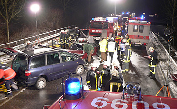 Blick vom Dach eines Feuerwehr-Fahrzeugs ber die Unfallstelle mit den Fahrzeugwracks, Einsatzkrften und ihren Fahrzeugen